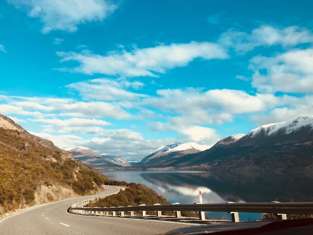 a road with mountains and a body of water - Photo by Reuben Boiser on Unsplash