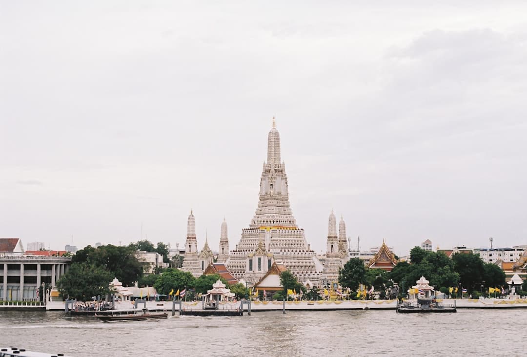 Bangkok travel - Photo by Yada Pongsirirushakun on Unsplash